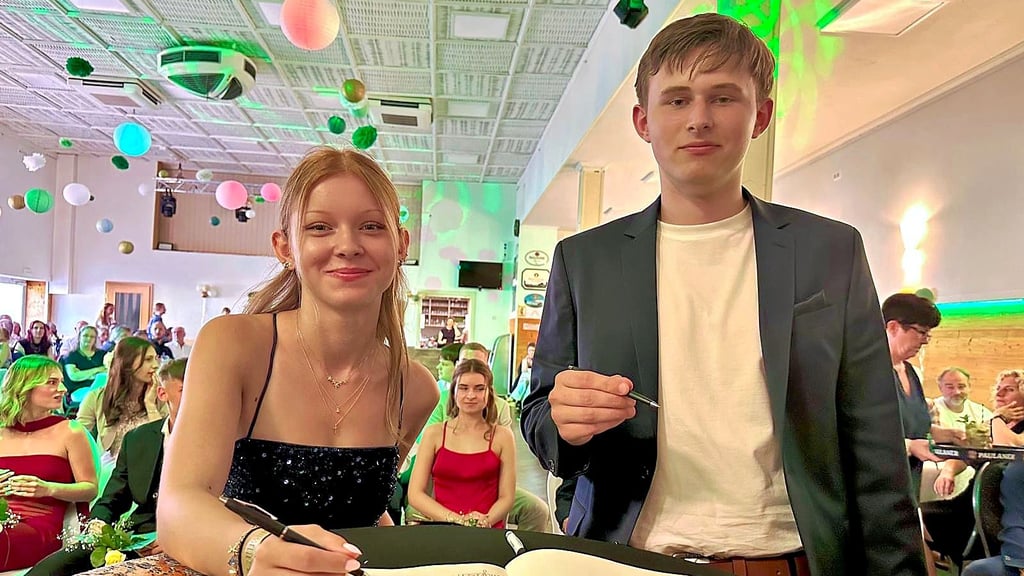 Anjali Alia Nikolai und Theo Schneider tragen sich als Beste der Abschlussklassen der Sekundarschule Elster ein. Die 16-jährige Anjali glänzt mit einem glatten 1,0-Abschluss.