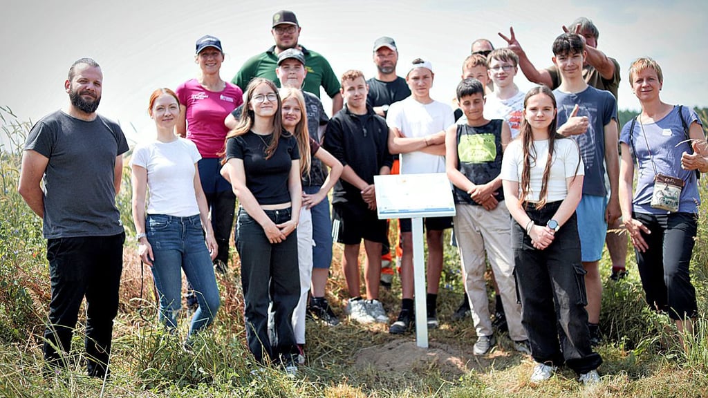 Schüler, Ideengeber und Unterstützer freuen sich über den neuen Lehrpfad in Plodda.