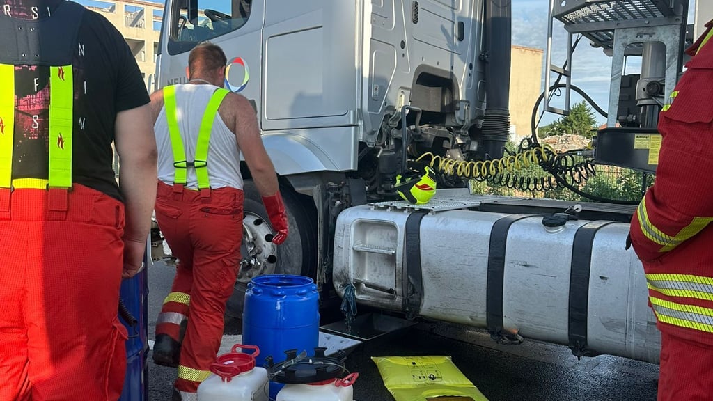 Durch das Leck im fast vollen Lkw-Tank floss sehr viel Kraftstoff aus.