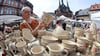2022 fand die 31. Auflage des Mitteldeutschen Töpfermarktes noch in Wernigerode statt - hier Jörg Engler von der Keramikwerkstatt Doster. 2024 wurde die traditionsreiche Veranstaltung eingestellt.&nbsp;