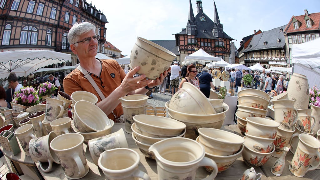 2022 fand die 31. Auflage des Mitteldeutschen Töpfermarktes noch in Wernigerode statt - hier Jörg Engler von der Keramikwerkstatt Doster.