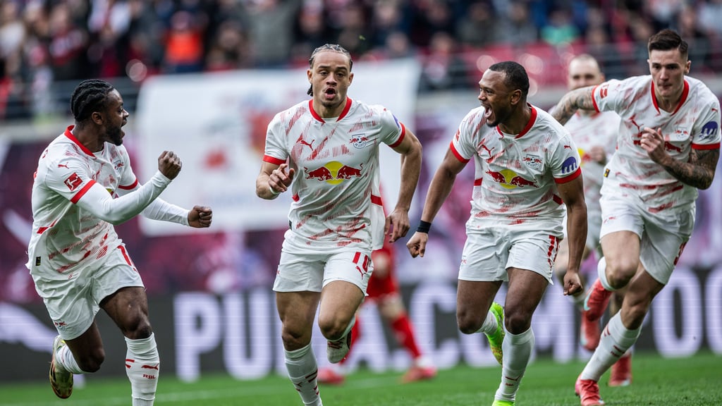 Xavi Simons rennt, Openda, Sesko und Baku laufen mit.