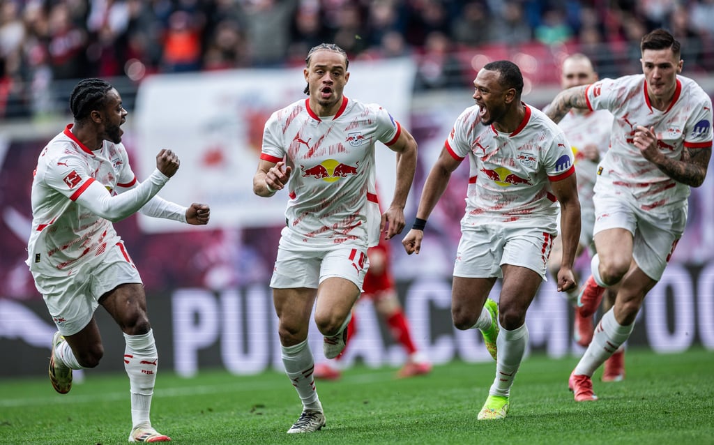 Xavi Simons rennt, Openda, Sesko und Baku laufen mit.