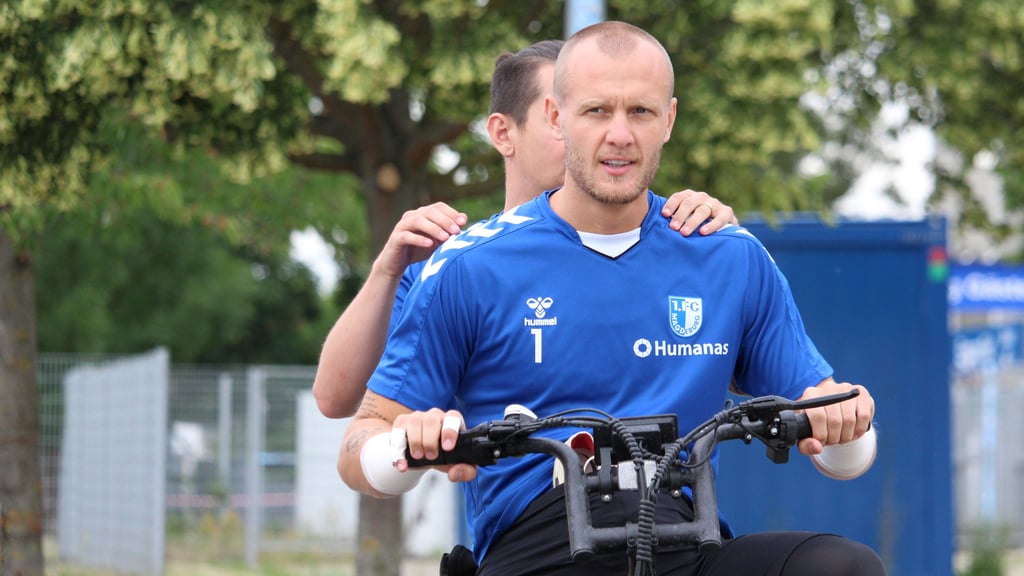 FCM-Kapitän Dominik Reimann fährt zum Trainingsgelände. Hinter ihm hat es sich Baris Atik bequem gemacht.