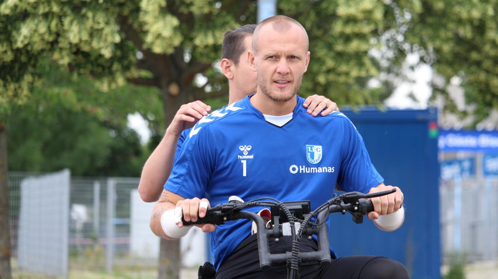 FCM-Kapitän Dominik Reimann fährt zum Trainingsgelände. Hinter ihm hat es sich Baris Atik bequem gemacht.
