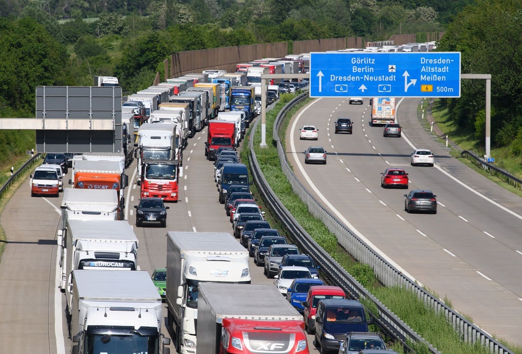 Vor allem Baustellen sorgen für zusätzliche Bremsklötze auf den Autobahnen. (Archivbild)