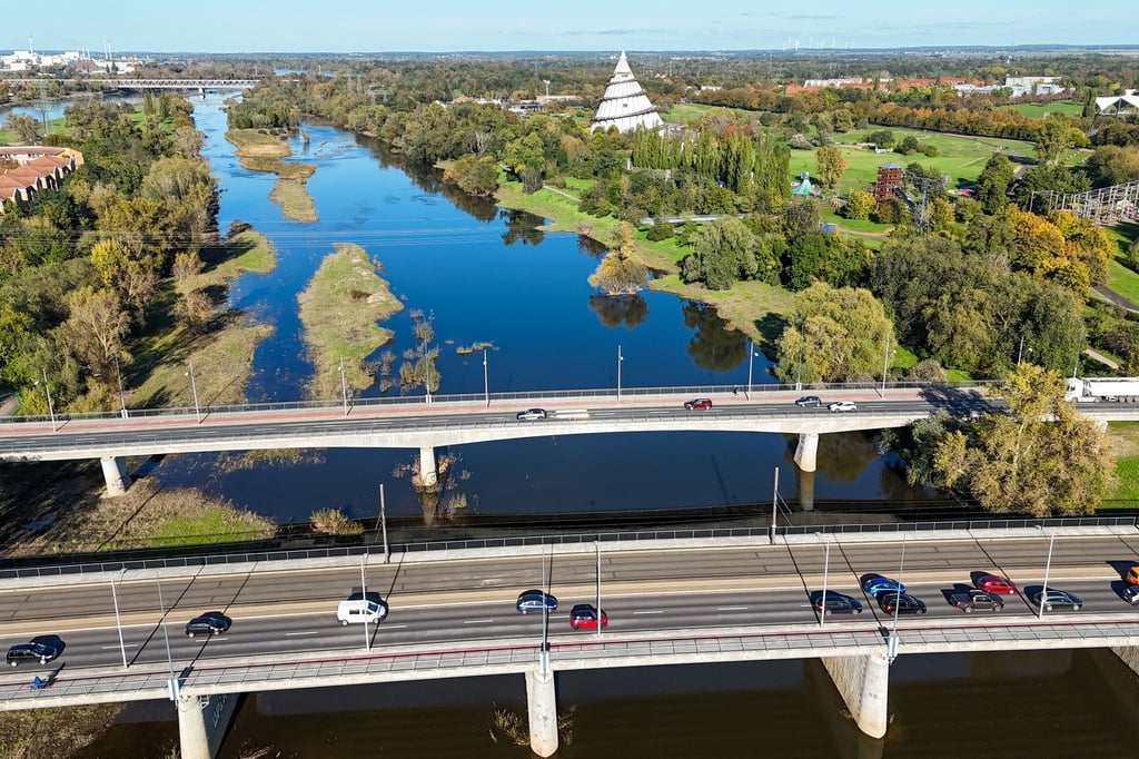 Die Friedensbrücke in Magdeburg – eine wichtige Verkehrsader über die Alte Elbe.
