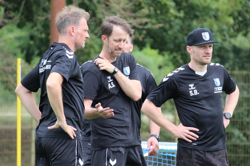 Markus Fiedler (li.) mit seinem Trainerteam vom 1. FC Magdeburg.