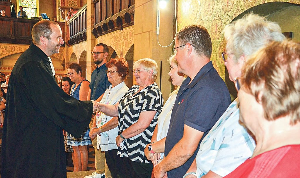Mit dem „Anhaltischen Händedruck" verabschiedet sich Pfarrer Kornelius Werner traditionsgemäß von den Vertretern der Gemeindekirchenräte.