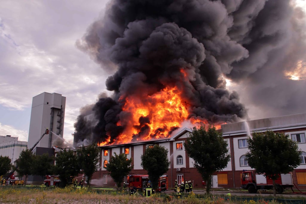 Eine Fabrik für Haferflocken im Kreis Prignitz brennt lichterloh.