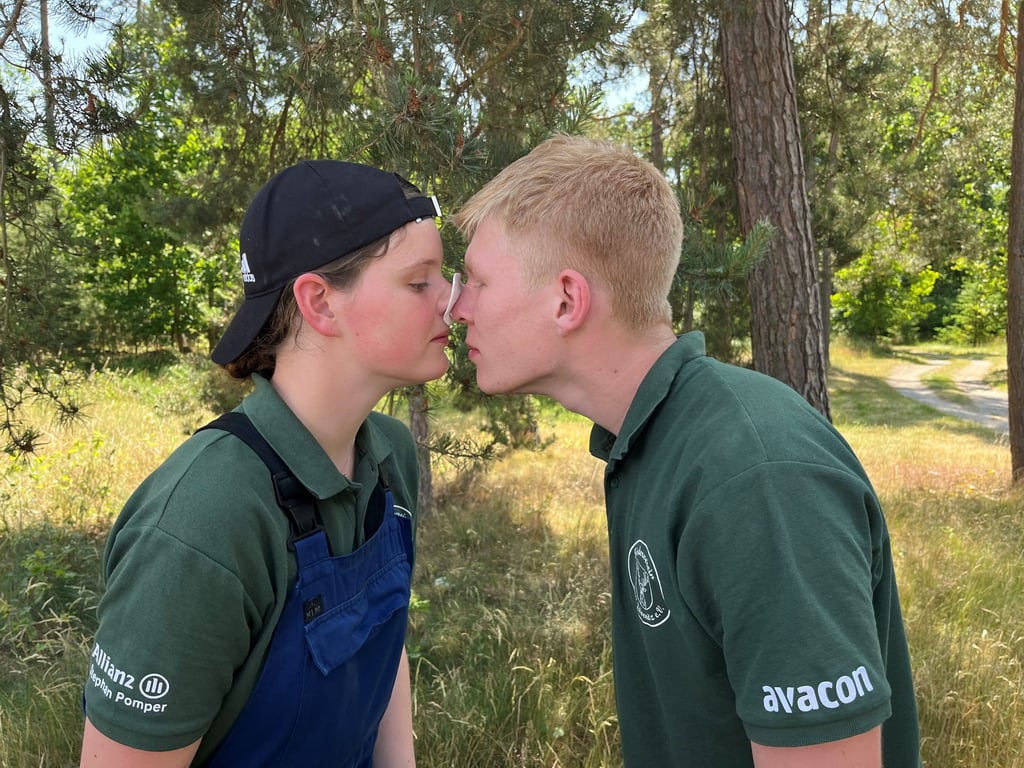 Sabrina Hoya und Benedikt Müller von der siegreichen Jävenitzer Mannschaft beim Wattetransport von Nase zu Nase. Dies war ein Teil des Spiels ohne Grenzen.
