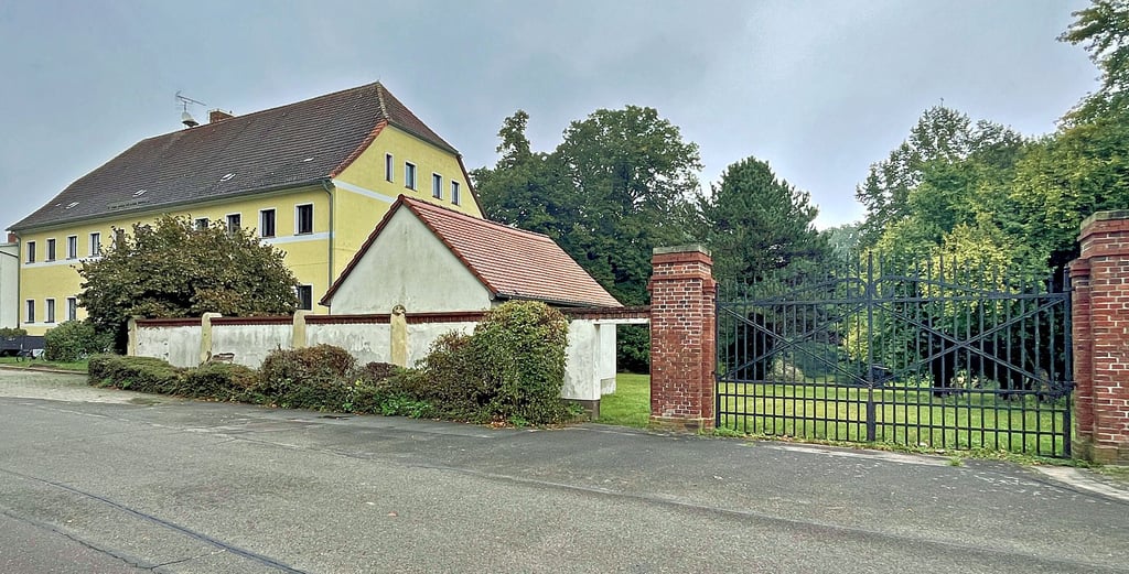 Der Blick auf das Gutshaus Grieben mit dem großen Tor, das direkt in den Griebener Park führt.