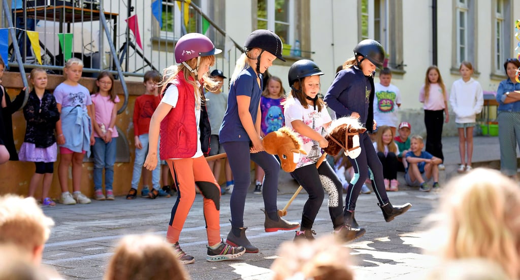 Die Mädels der Klasse 2 b zeigen auf Steckenpferden ihr Können. Die ein oder andere akrobatische Tanzeinlage war auch zusehen.
