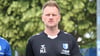 Der neue Cheftrainer vom 1. FC Magdeburg, Markus Fiedler, auf dem Weg zum Trainingsauftakt.