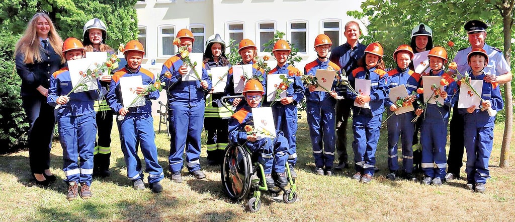 Insgesamt 18 stolze Nachwuchskräfte sind in eine neue Abteilung der Feuerwehr übergetreten.