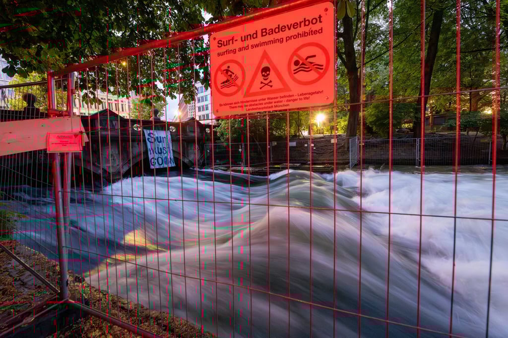 Die Ermittlungen zum Unfalltod einer Surferin auf der Münchner Eisbach-Welle sind abgeschlossen. (Archivbild)