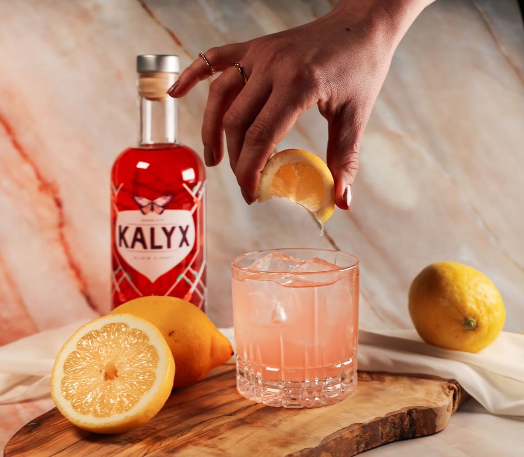 Die alkoholarme Abwandlung von „Moscow Mule“: Der „Kalyx Mule“ ist ein fruchtig-floraler Aperitif mit Aromen von Himbeere, Grapefruit und Rose.