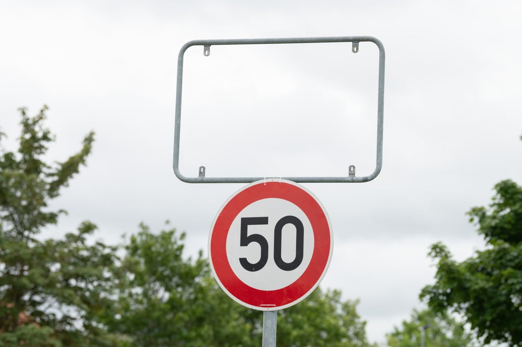 Was soll auf den Ortseingangsschildern Halberstadts stehen? Leer bleiben sie nicht, auch wenn es immer mal wieder zum Diebstahl kommt.