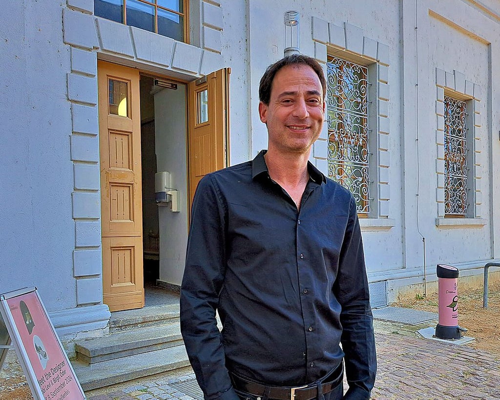 Im September 2024 hatte Kobi Levi das Weißenfelser Schuhmuseum besucht und war von dessen großer Sammlung beeindruckt.