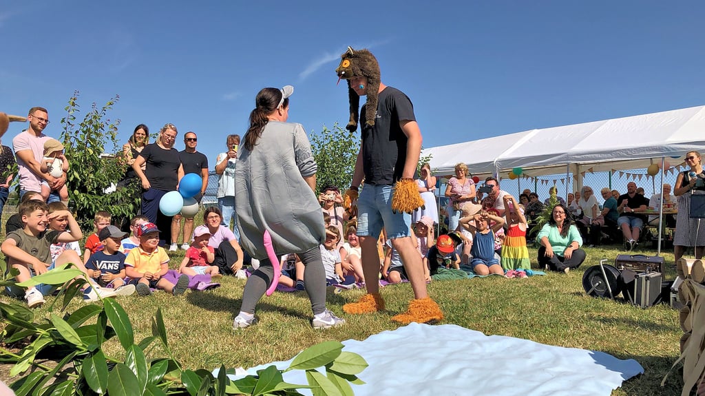 Dass Eltern beim Sommerfest Theater spielen, ist in der Kita "Piepmatz" in Nienstedt Tradition.