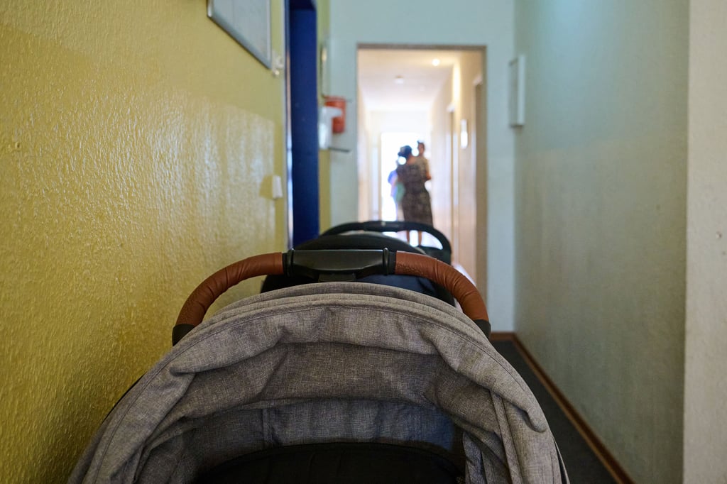 Der Kinderwagen hatte in einem Hausflur gestanden.