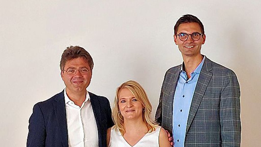 Dessau-Roßlaus OB Robert Reck (l.) und Vorstandsvorsitzender Sepp Müller (r.) gratulieren Anika Kinnemann.