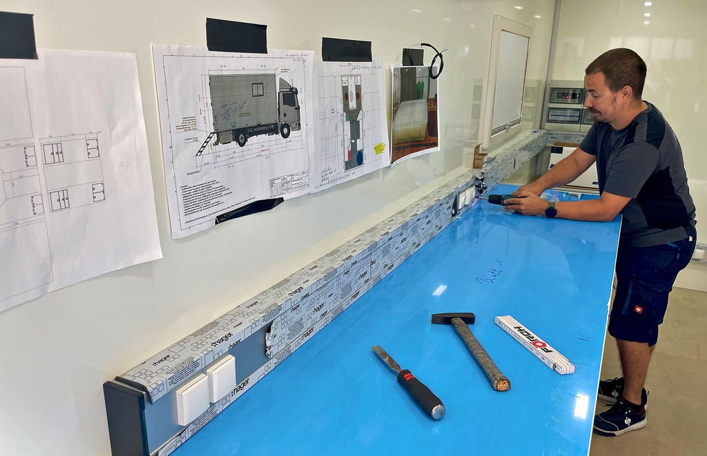 Maßarbeit ist erforderlich: Mitarbeiter Patrick Franz von Rettungstechnik Doll rüstet hier Laborfahrzeug für die Uni Trier um.