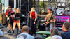 Die Wernigeröder Band Mad Velocity trat zum Wernigeröder Rathausfest vor der Rock- und Popbühne auf der Burgstraße auf, spielte aber nicht oben auf der Bühne, sondern direkt auf der Straße.&nbsp;