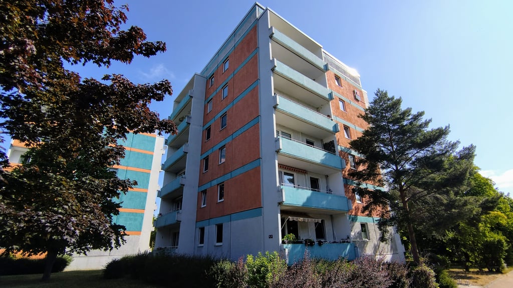 Dieser Wohnblock in Wernigerode musste wegen eines Brandes im Treppenflur evakuiert werden.