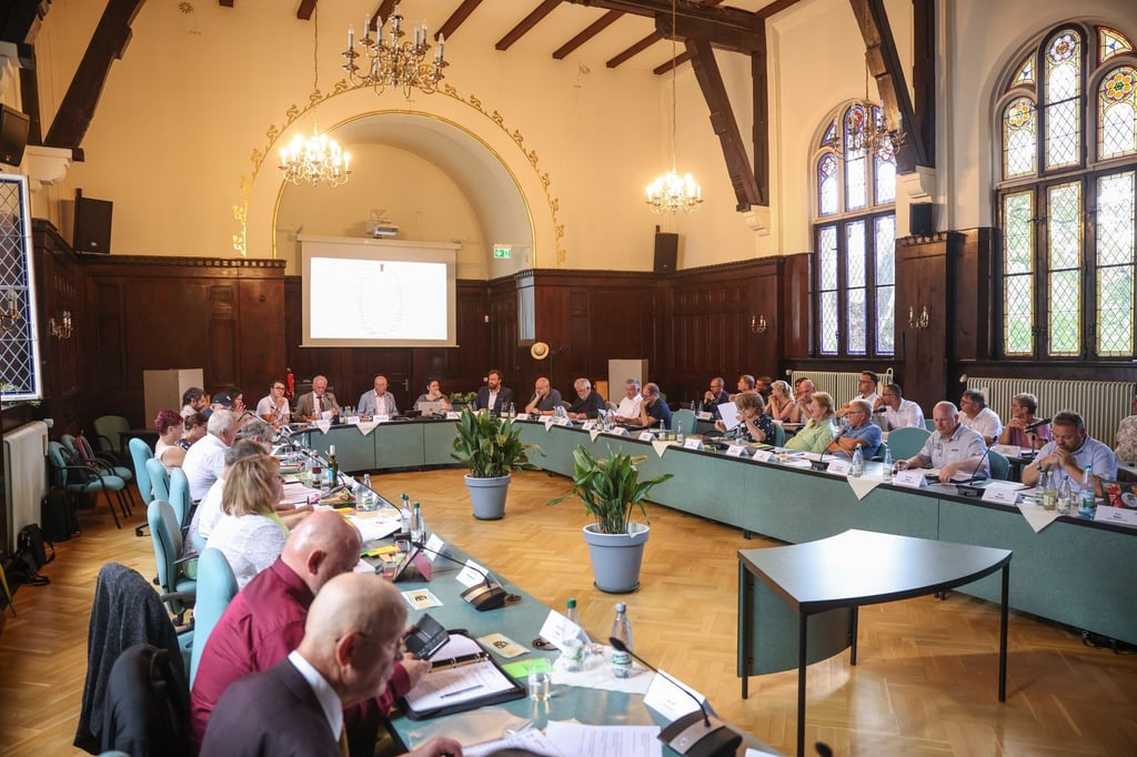 Der Weißenfelser Stadtrat - hier bei seiner konstituierenden Sitzung - treibt die Knast-Pläne auch gegen das Votum der Ortschaft weiter voran.