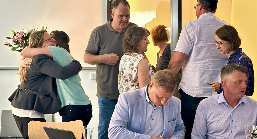 So sieht echte Freude aus: Mitarbeiter des WAZV gratulieren der neuen Geschäftsführerin zur Wahl.