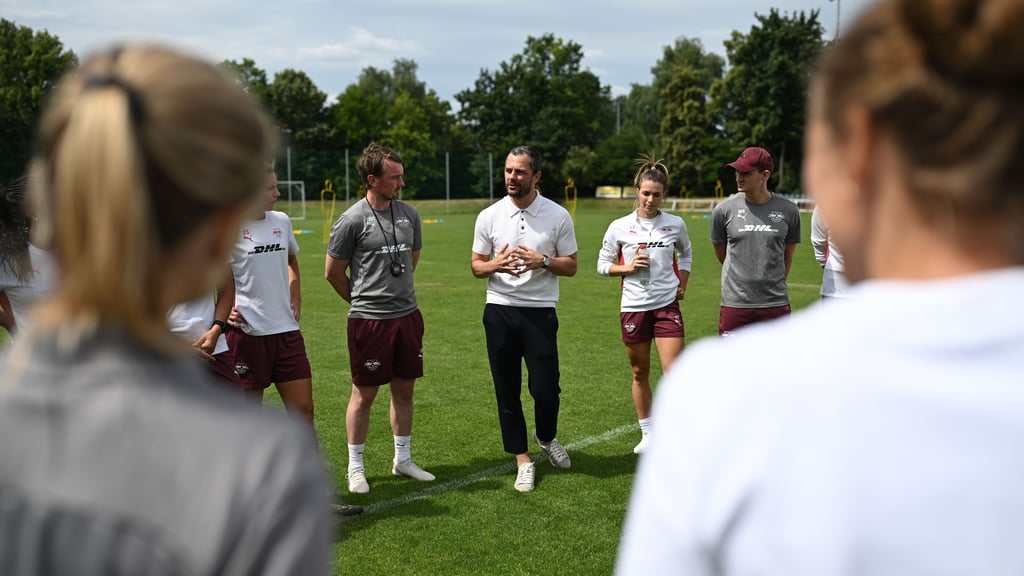 Marcel Schäfer war zum Start der Vorbereitung bei den Frauen von RB.
