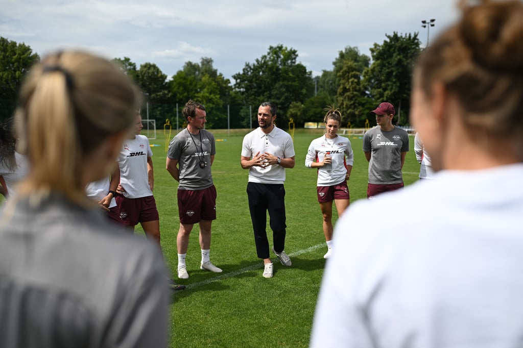Marcel Schäfer war zum Start der Vorbereitung bei den Frauen von RB.
