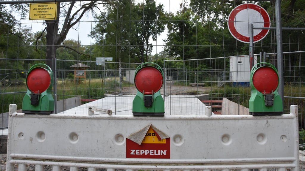 Die Brücke in Kämkerhorst bleibt bis zum Jahresende gesperrt. Absperrzäune und Baken sollen das Betreten und jede Durchfahrt verhindern.
