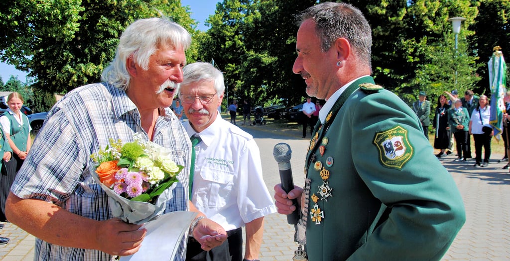Zu den Urgesteinen der Apenburger Schützengilde zählt Heinz-Hermann Wille (links). Er ist seit der Neugründung 1990 dabei und wurde deshalb anlässlich des Jubiläums-Schützenfestes zum Ehrenmitglied ernannt.