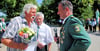 Zu den Urgesteinen der Apenburger Schützengilde zählt Heinz-Hermann Wille (links). Er ist seit der Neugründung 1990 dabei und wurde deshalb anlässlich des Jubiläums-Schützenfestes zum Ehrenmitglied ernannt.