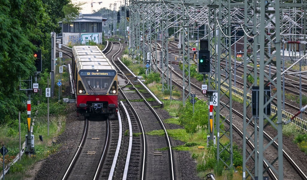 Am Morgen waren die S-Bahn-Strecken zwar freigegeben, es kam aber weiter zu Einschränkungen.