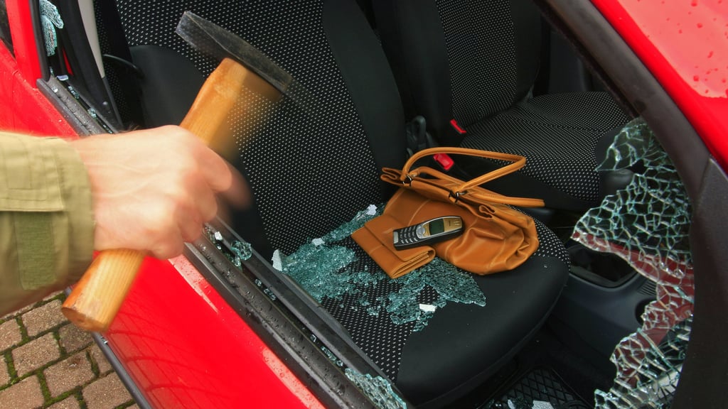 Der Klassiker: Weil Wertsachen gut sichtbar auf dem Autositz liegen, wird die Scheibe eingeschlagen. In Halberstadt haben Langfinger mit weitaus weniger Aufwand Beute machen können.