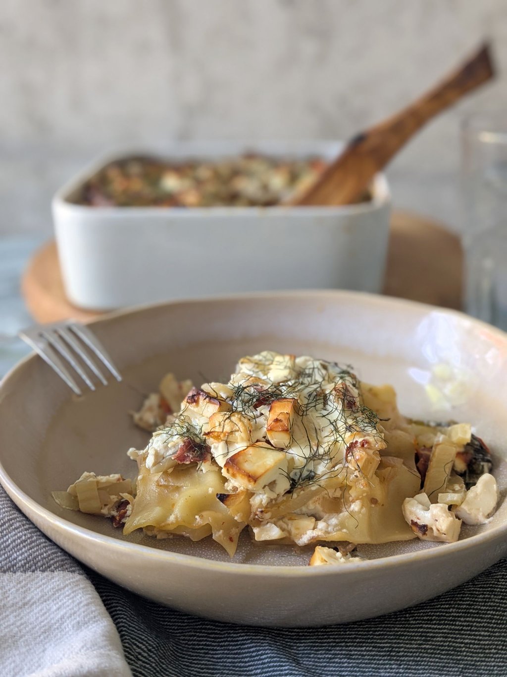 Es muss nicht immer italienisch sein: Die Lasagne bekommt durch Fetawürfel und Schafskäsegewürz einen griechischen Dreh.