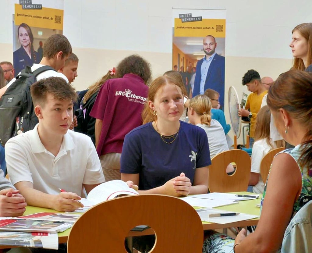 Florian Buß (l.) und Kimberly Glimm im Beratungsgespräch mit Jeannette Schatz von der Berufsberatung der Agentur für Arbeit.