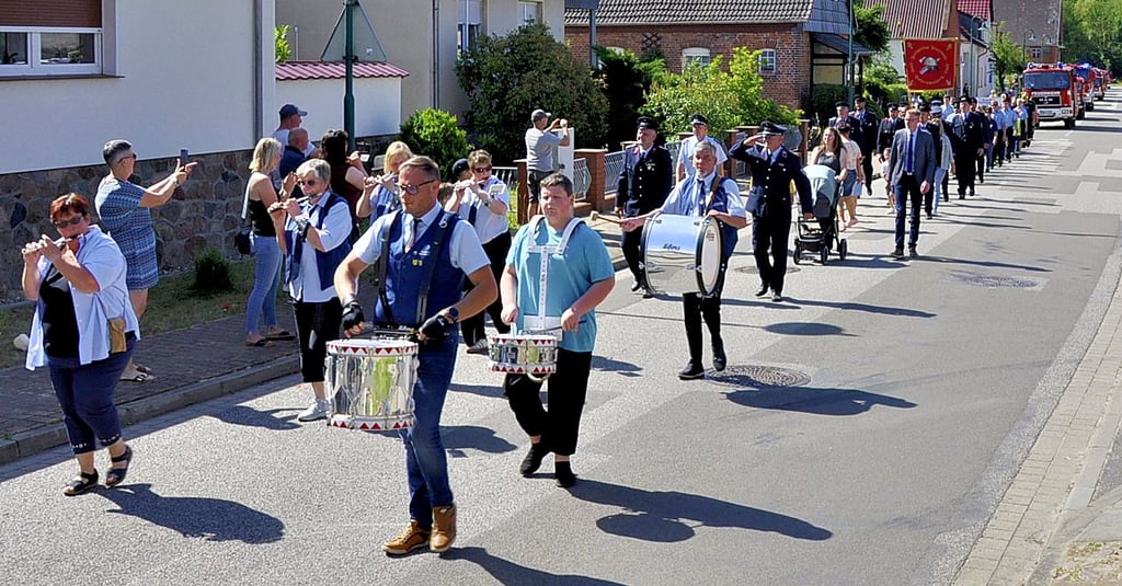 Mit einem Festumzug starteten die zweitägigen Feierlichkeiten zum 130. Jubiläum der Feuerwehr Hohenwulsch.
