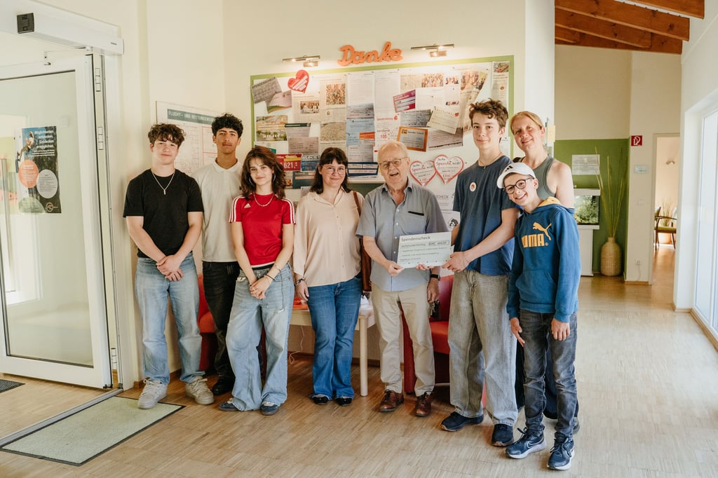 Einige Schülerinnen und Schüler der Klasse 8b der Magdeburger Waldorfschule haben eine Spende an den Verein "Krebskranke Kinder" überreicht.