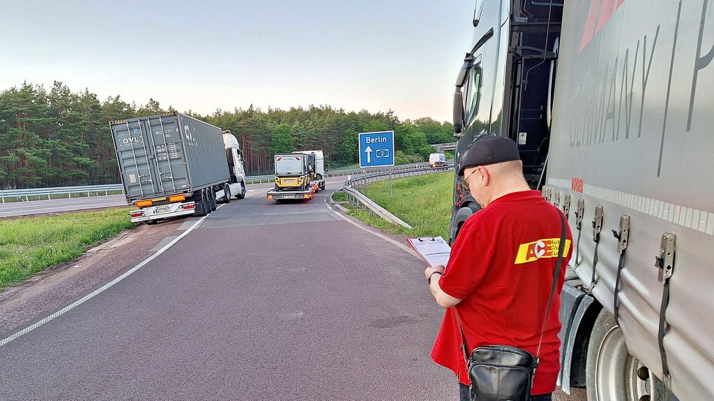 Parken im Ausfahrtsbereich der A9: Mitarbeiter des Auto Club Europa erheben Daten zur Parkplatzsituation von Lkw auf deutschen Autobahnen.