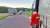 Parken im Ausfahrtsbereich: Mitarbeiter des Auto Club Europa erheben Daten zur Parkplatzsituation von Lkw auf deutschen Autobahnen.