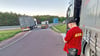 Parken im Ausfahrtsbereich der A9: Mitarbeiter des Auto Club Europa erheben Daten zur Parkplatzsituation von Lkw auf deutschen Autobahnen.