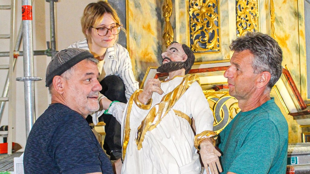 Die Apostel bringen einiges auf die Waage. Heiko Burckhardt und Claudius Winter haben ganz schon zu tragen. Hannah Fischer sichert von hinten ab.
