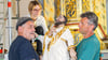 Die Apostel bringen einiges auf die Waage. Heiko Burckhardt und Claudius Winter haben ganz schon zu tragen. Hannah Fischer sichert von hinten ab.