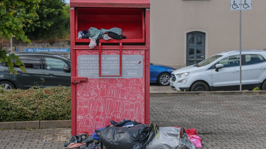 So vermüllt wie auf diesem Foto, welches vor rund einem Monat in Teuchern entstand, sieht es an Altkleider-Containern im Burgenlandkreis und darüber hinaus derzeit vielerorts aus.
