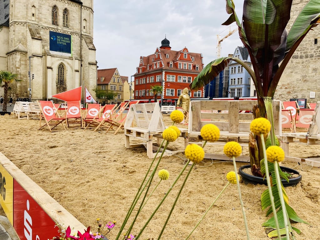 Die große Sandfläche stammt noch von den Halleschen Werfertagen.