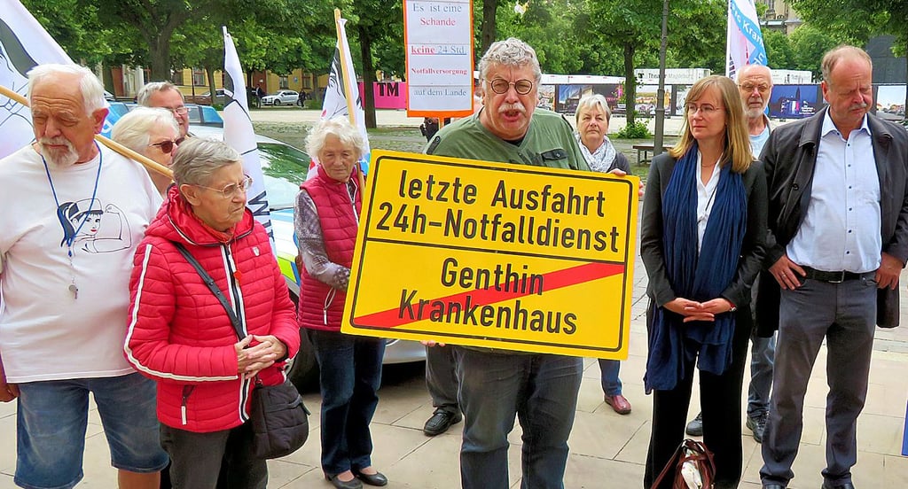 Gemeinsame Demo vor dem Landtag mit Vertretern aus Havelberg und Genthin im Mai 2025.